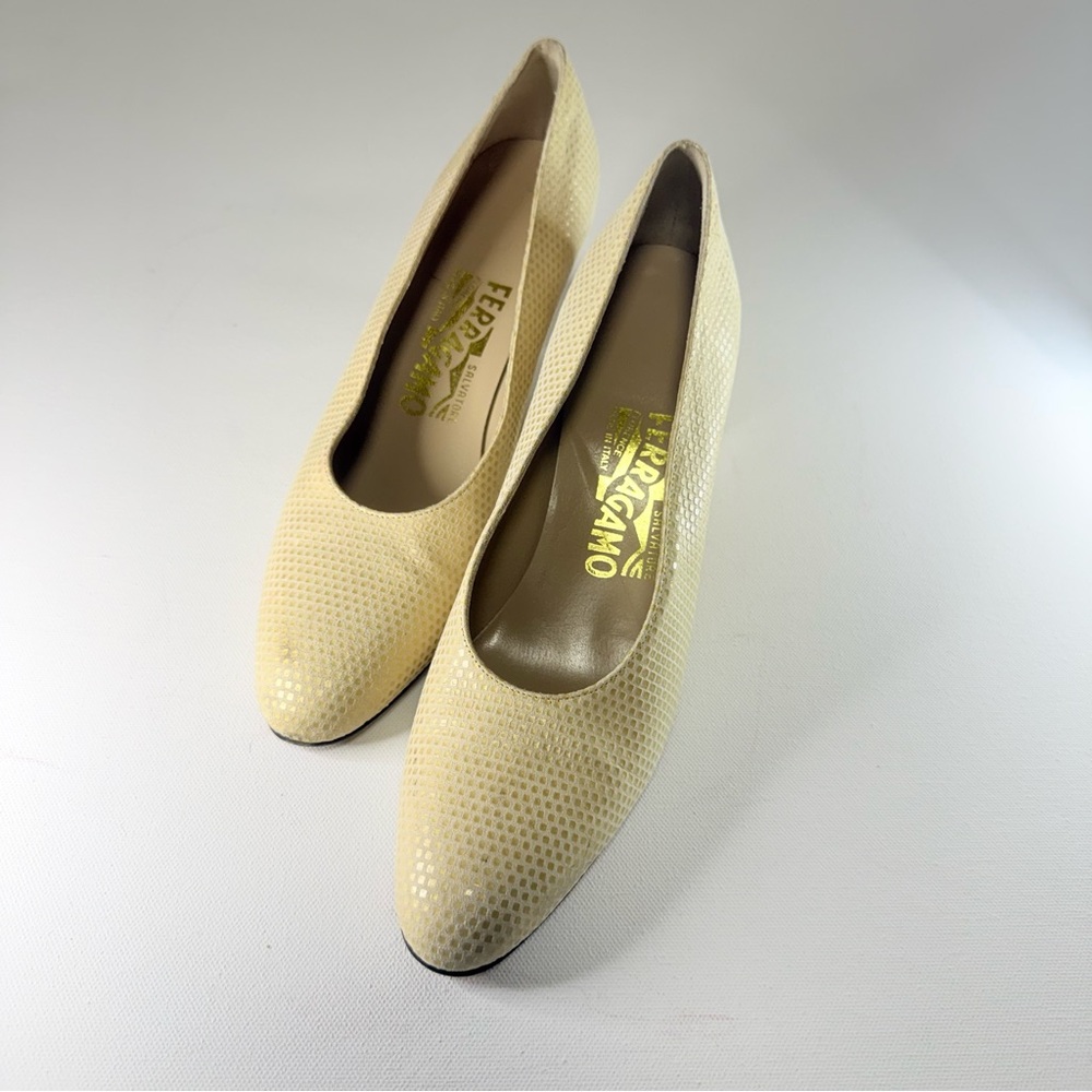 VINTAGE Salvatore Ferragamo Embossed Leather Pumps | 7AA | Need Heel Repair